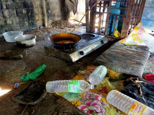 Ruang memasak yang selalu digunakan oleh Fauzi sekiranya menerima bantuan makanan basah daripada penduduk kampung.