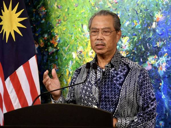 Perdana Menteri Tan Sri Muhyiddin Yassin mengadakan perutusan khas, berhubung situasi semasa COVID-19 yang disiarkan secara langsung di kediamannya hari ini. - Foto Bernama