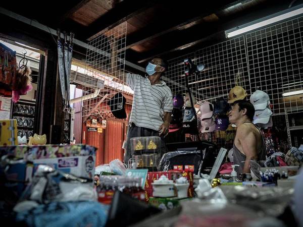 Peniaga Chiun Ah Hai, 55, dan Chew Chin Chuan, 45, (kanan) terpaksa menutup kedai berikutan tidak mampu untuk membayar kos sewa bulanan ketika tinjauan di Chew Jetty hari ini.