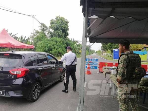 Anggota keselamatan melaksanakan kawalan di laluan keluar dan masuk Flat Sungai Emas dan Taman Sungai Emas, Banting hari ini.