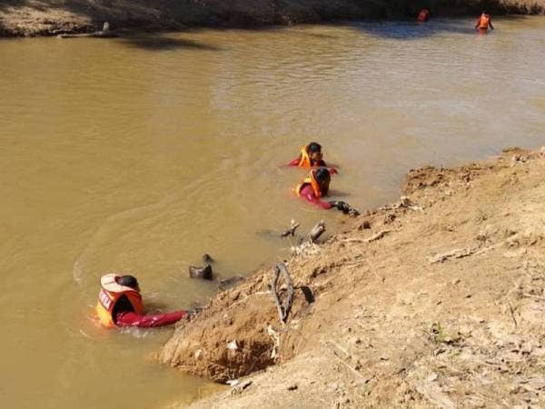 Pasukan PPDA JBPM turut serta melakukan pencarian melalui teknik 'body searching'.