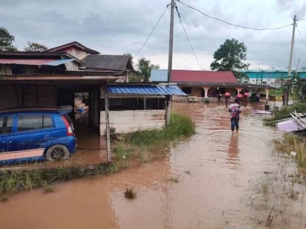 Setakat jam 7 petang tadi seramai 15 mangsa banjir kilat ditempatkan di PPS Sekolah Kebangsaan Teluk Ramunia.