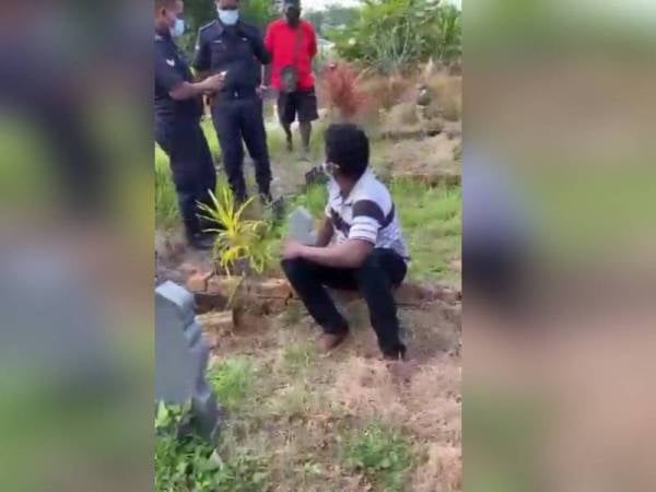 Suspek ditahan di tanah perkuburan Masjid Al-Ridwan selepas dikejar orang awam hampir satu kilometer di Parit Buntar semalam. - Foto Ihsan Pembaca