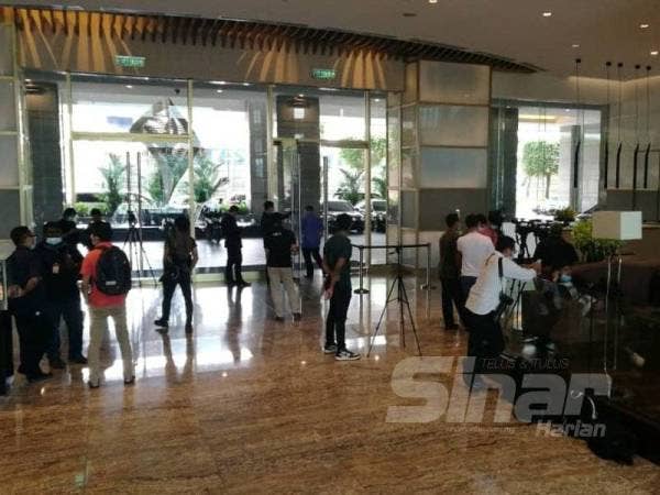 Petugas media masih menanti perkembangan terkini mesyuarat PN yang diadakan di Hotel Hilton hari ini.