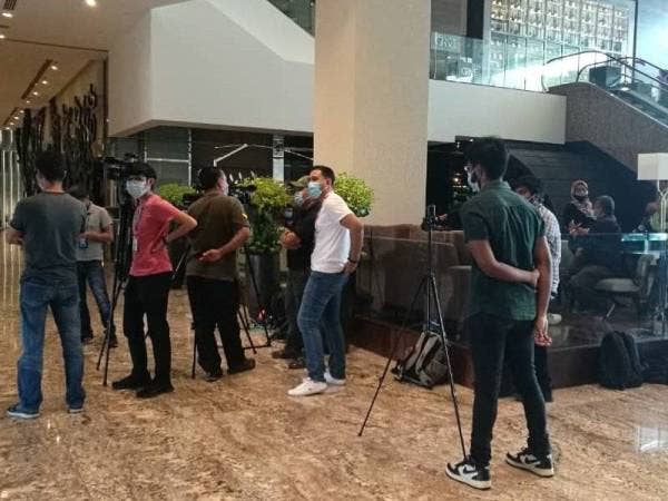 Petugas media masih menanti perkembangan terkini mesyuarat PN yang diadakan di Hotel Hilton hari ini.