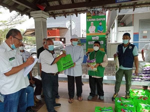 Nasib pemandu teksi mendapat perhatian daripada beberapa pihak antaranya Matan Centre, Pas Shah Alam dan Dapur Tokku apabila mengadakan kerjasama dengan Persatuan Pemandu Teksi dan Kereta Sewa Bandaraya Shah Alam menyalurkan bantuan barangan keperluan kepada lebih 80 pemandu teksi, kereta sewa dan pemandu Grab di Hentian Teksi Seksyen 2 hari ini.