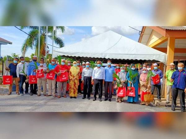 Tuan Mohd Saripudin (lapan, kiri) bersama sebahagian 30 peserta Program Kelapa Al-Falah dari Parlimen Pasir Puteh.