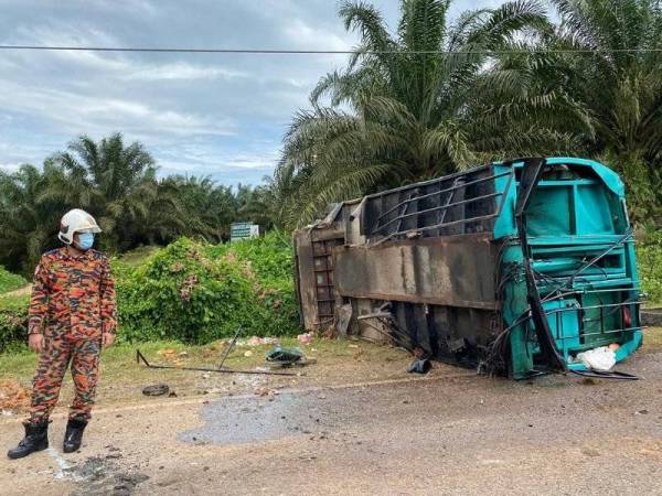 Satu maut dan dua cedera selepas lori pengangkut sampah milik SWCorp terbabas sebelum terbalik di Sungai Sisek, Jalan Kota Tinggi-Bandar Tenggara, Kota Tinggi hari ini.