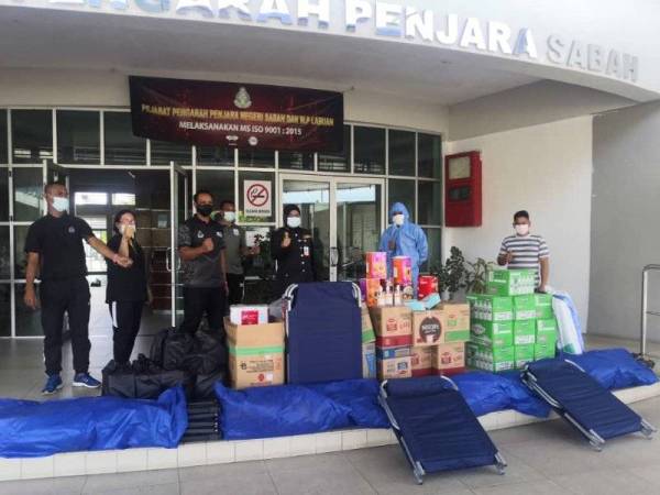 Beberapa bantuan kelengkapan dan bantuan makanan diserahkan kepada petugas di Penjara Kepayan Kota Kinabalu.