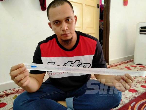 Mohammad Azhar menunjukkan tiub khas yang sukar diperoleh kerana kebanyakan farmasi menjual tiub untuk pesakit dewasa.