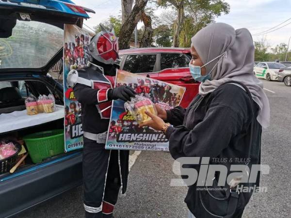 Samad mengakui kostum dikenakan menjadi tarikan orang ramai untuk datang membeli.
