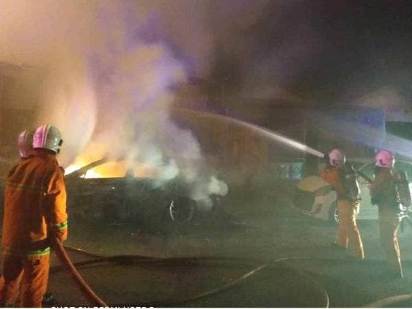 Anggota bomba memadamkan kebakaran sebuah rumah teres dan lima kenderaan mewah di Bandar Baru Kangkar Pulai, Skudai, Johor Bahru, malam tadi.
