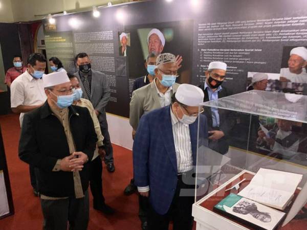 Mohd Amar (tengah) melihat barangan yang dipamerkan di Pameran 3 Dekad Pentadbiran Kelantan Membangun Bersama Islam di Muzium Negeri di Kota Bharu.