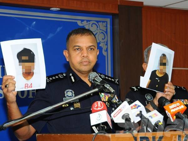 Ayob Khan menunjukkan gambar suspek pada sidang media di IPK Johor di Johor Bahru hari ini.