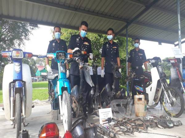 Mulkiaman (dua dari kiri) menunjukkan rangka dan komponen motosikal yang dirampas di IPD Padang Terap hari ini.
