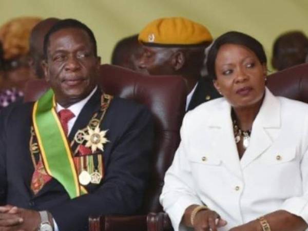 Gambar fail menunjukkan Presiden Zimbabwe, Emmerson Mnangagwa dan isterinya, Auxillia Mnangagwa (kanan). - Foto AFP