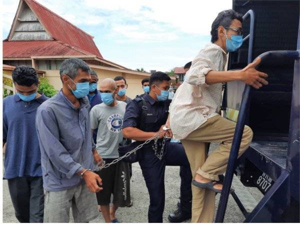 Majid (kiri) bersama tiga rakan dihadapkan ke Mahkamah Majistret Sungai Siput hari ini.