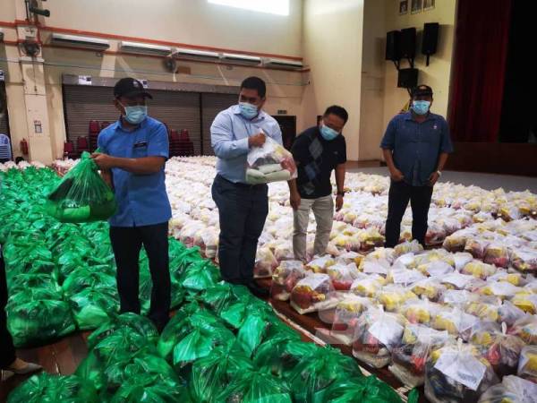 Ir Shahelmey Yahya melawat pusat agihan sumbangan bakul makanan di Dewan Sri Sulaman, Tuaran. 