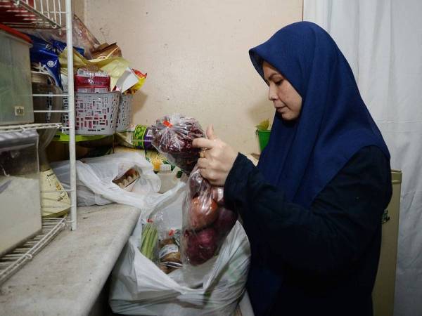 Bantuan daripada NGO membantu meringankan beban keluarga Suhasnita.