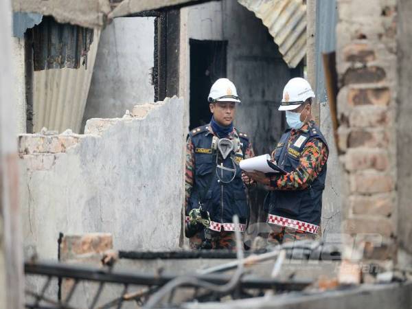 Unit Pengesan K9 Jabatan Bomba dan Penyelamat Malaysia sedang melakukan penyiasatan di lokasi kebakaran yang melibatkan beberapa unit buah rumah di Kampung Delek Kanan. Foto: ROSLI TALIB