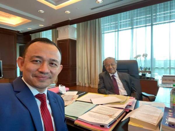 Dr Maszlee turut memuat naik gambarnya bersama Dr Mahathir.