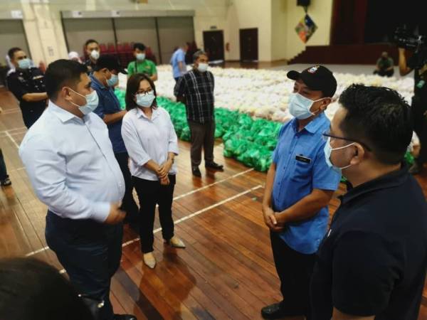Shahelmey ketika melawat pusat pengumpulan bantuan makanan di Dewan Sri Sulaman, Tuaran hari ini.
