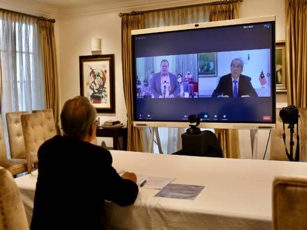 Perdana Menteri, Tan Sri Muhyiddin Yassin pada sidang media melalui sidang video di kediamannya hari ini