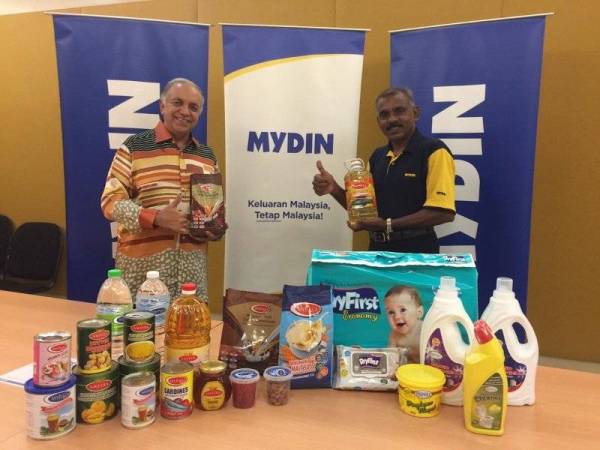 Ameer Ali (kiri) dan Pengurus Besar Bahagian Import dan Eksport Mydin, Norman Rajen Abdullah menunjukkan sebahagian produk jenama sendiri Mydin.