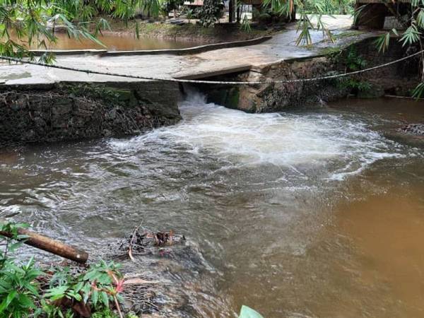 Mangsa ditemui lemas dalam sungai berhampiran sebuah resort di Kampung Ulu Kalong Hulu Yam Bharu hari ini.