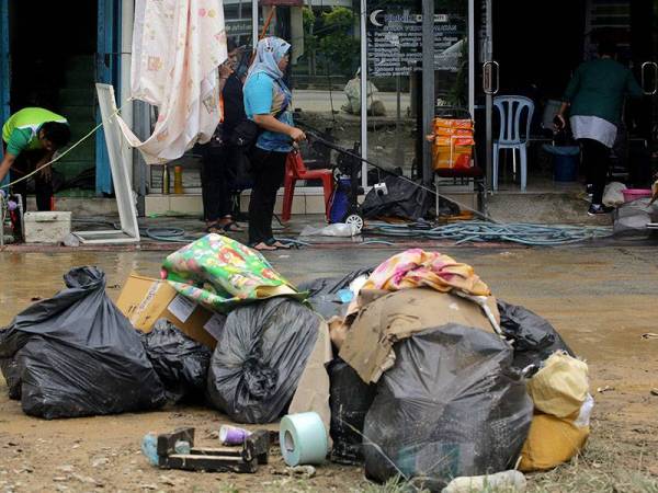 Petugas Klinik Kesihatan Komuniti Kuala Sawah dilihat sibuk membersihkan ruangan klinik tersebut berikutan ditenggelami banjir lumpur susulan hujan lebat sejak pukul 12.45 malam tadi ketika tinjauan fotoBernama di sekitar Rantau hari ini