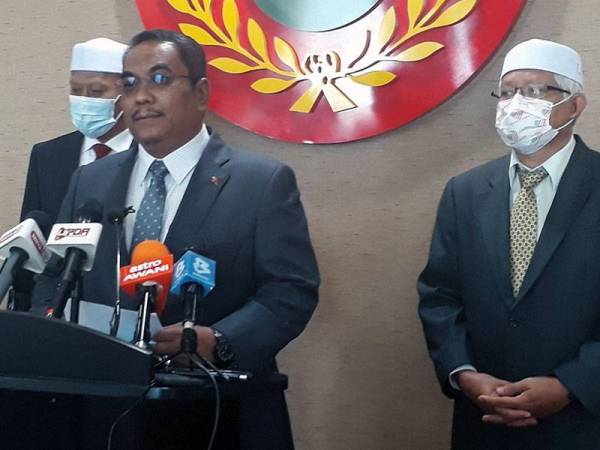 Muhammad Sanusi (tengah) pada sidang akhbar di Wisma Darul Aman hari ini.