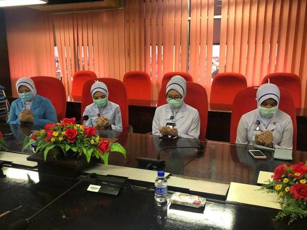 Dari kiri: Suzana, Nik Azreen, Adila Hamiun dan Norhalawati yang akan berangkat ke Labuan esok.