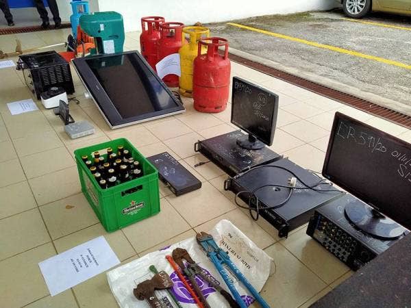 Antara barangan rampasan Op Pintu termasuk monitor, peralatan pecah rumah, komputer riba, minuman keras dan tong gas.