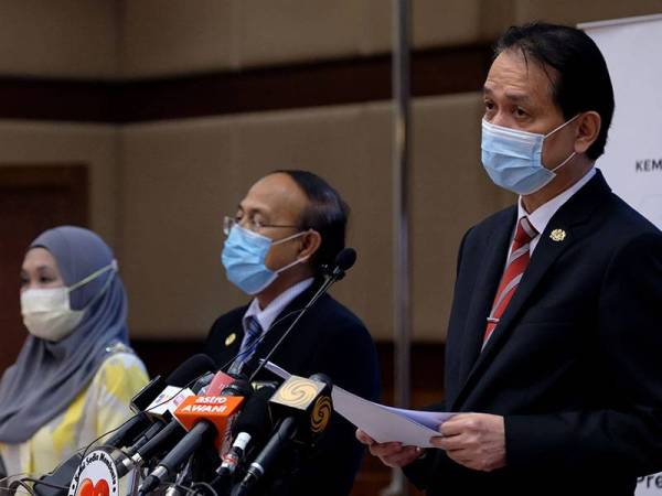  Ketua Pengarah Kesihatan Tan Sri Dr Noor Hisham Abdullah (kanan) bercakap ketika sidang media harian berkaitan jangkitan COVID-19 di Kementerian Kesihatan hari ini. - Foto Bernama