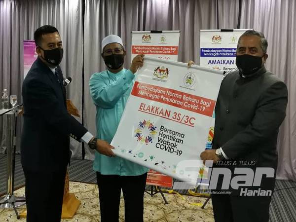 Mohd Nor (tengah) menyampaikan gegantung kempen kepada Yang Dipertua Dewan Undangan Negeri Terengganu, Datuk Yahaya Ali (kanan) sambil diperhatikan Ahmad Ammar.
Mohd Nor (tengah) menyampaikan gegantung kempen kepada Yang Dipertua Dewan Undangan Negeri Terengganu, Datuk Yahaya Ali (kanan) sambil diperhatikan Ahmad Ammar.