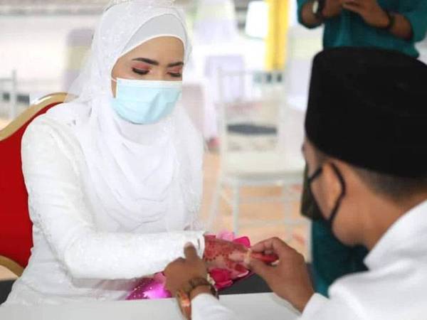 Majlis akad nikah wanita tersebut dan suaminya berlangsung di pejabat Jabatan Agama Islam Wilayah (JAWI) pagi tadi dengan mematuhi prosedur operasi standard (SOP) yang ditetapkan.