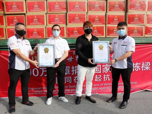 Soon Hee (dua dari kanan) menunjukkan sijil pengiktirafan yang diterima daripada pihak MBOR.