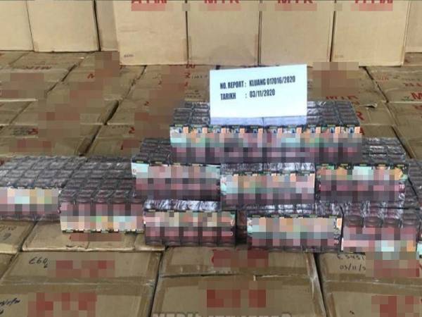 8,500 karton rokok seludup yang dirampas pasukan Batalion 5 PGA dalam satu serbuan di Taman Tasek Indah, Kluang kelmarin. - Foto Media IPK Johor