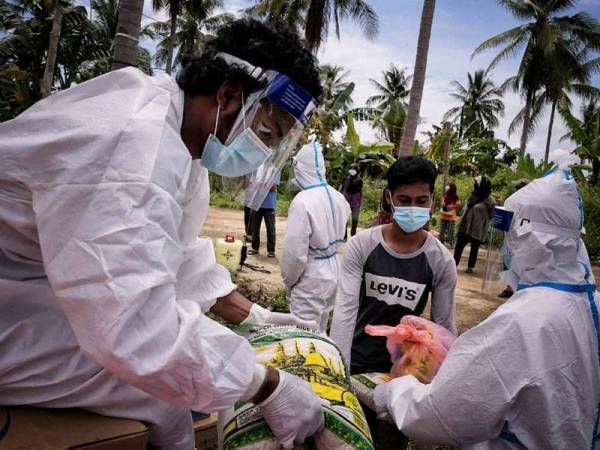 Sukarelawan Semporna Hero mengagihkan bantuan kepada penduduk beberapa lokasi di Semporna.