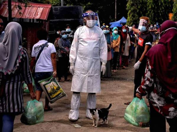 Sukarelawan Semporna Hero mengagihkan bantuan kepada penduduk beberapa lokasi di Semporna.
