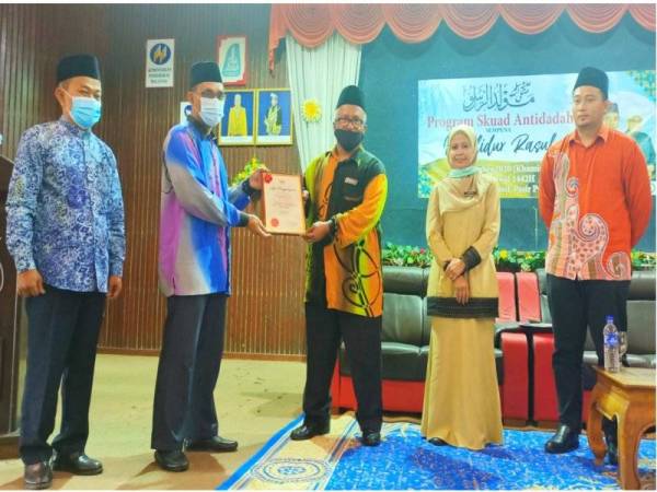 Rohayu (dua dari kanan) menyaksikan Zurkurnan Yusoff (tiga dari kanan) menerima anugerah Tokoh Maulidur Rasul AADK Kelantan.