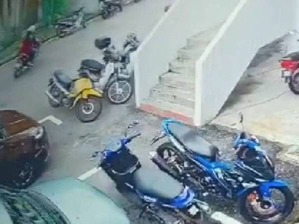 Video memaparkan seorang lelaki bersama-sama ibu kandung bayi yang berusia 17 tahun menaiki sebuah motosikal meninggalkan Pusat Transformasi Bandar (UTC) Jalan Hang Tuah, Melaka.