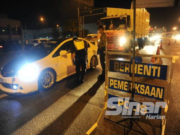 Sebanyak 10 sekatan jalan raya dibuat di sekitar kawasan PKPB Mukim 12 Daerah Barat Daya bermula malam tadi.