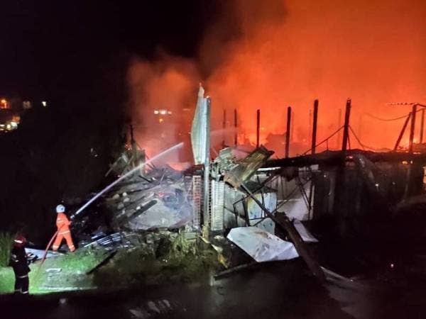 Sebanyak lima buah kedai dua tingkat musnah dalam kebakaran yang berlaku di Kampung Baru Benta, di sini malam tadi.