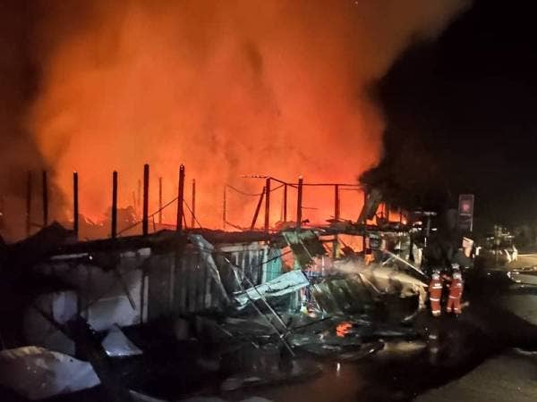 Sebanyak lima buah kedai dua tingkat musnah dalam kebakaran yang berlaku di Kampung Baru Benta, di sini malam tadi.