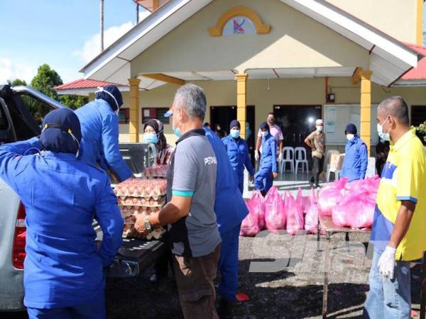 Sebahagian yang terlibat bagi agihan bantuan Covid-19 di mukim Rasau, Dungun bagi penduduk yang terjejas akibat penularan pandemik itu.