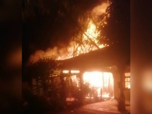 Keadaan rumah yang terbakar di Kampung Paya Dewan Beta di sini malam tadi.