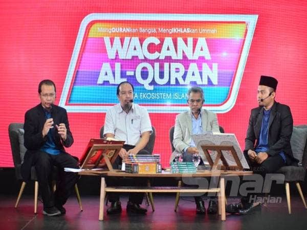 Wacana Al-Quran sesi ke 14 membincangkan topik Belanjawan 2021:Terbelakah Golongan M40?, dari kiri Ketua Pegawai Penyelidik Yayasan Warisan Ummah Ikhlas, Fazrul Ismail selaku Moderator, para panelis, Penganalis Ekonomi Putra Business School (PBS) Prof. Madya Dr Ahmed Razman Abdul Latiff (dua kiri), Pengerusi Majlis Penasihat Syariah, Bank Negara Malaysia dan Presiden Universiti Islam Antarabangsa Malaysia, Datuk Dr Mohd Daud Bakar (dua kanan) dan qari jemputan, Ustaz Husaini Mahmur yang berlangsung di Studio F, Kumpulan Karangkraf, Seksyen 15, Shah Alam. FOTO: ASRIL ASWANDI SHUKOR.