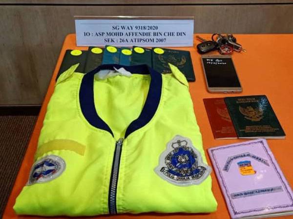 Antara rampasan susulan penahanan seorang anggota polis yang dipercayai terlibat dalam kegiatan penyeludupan migran di Petaling Jaya semalam.