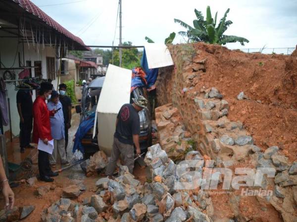 Tembok pembinaan yang dibina pemaju perumahan bersebelahan Taman Bidara Jaya I, Masjid Tanah yang runtuh hingga mengakibatkan sembilan buah rumah dilanda banjir lumpur awal pagi tadi.
